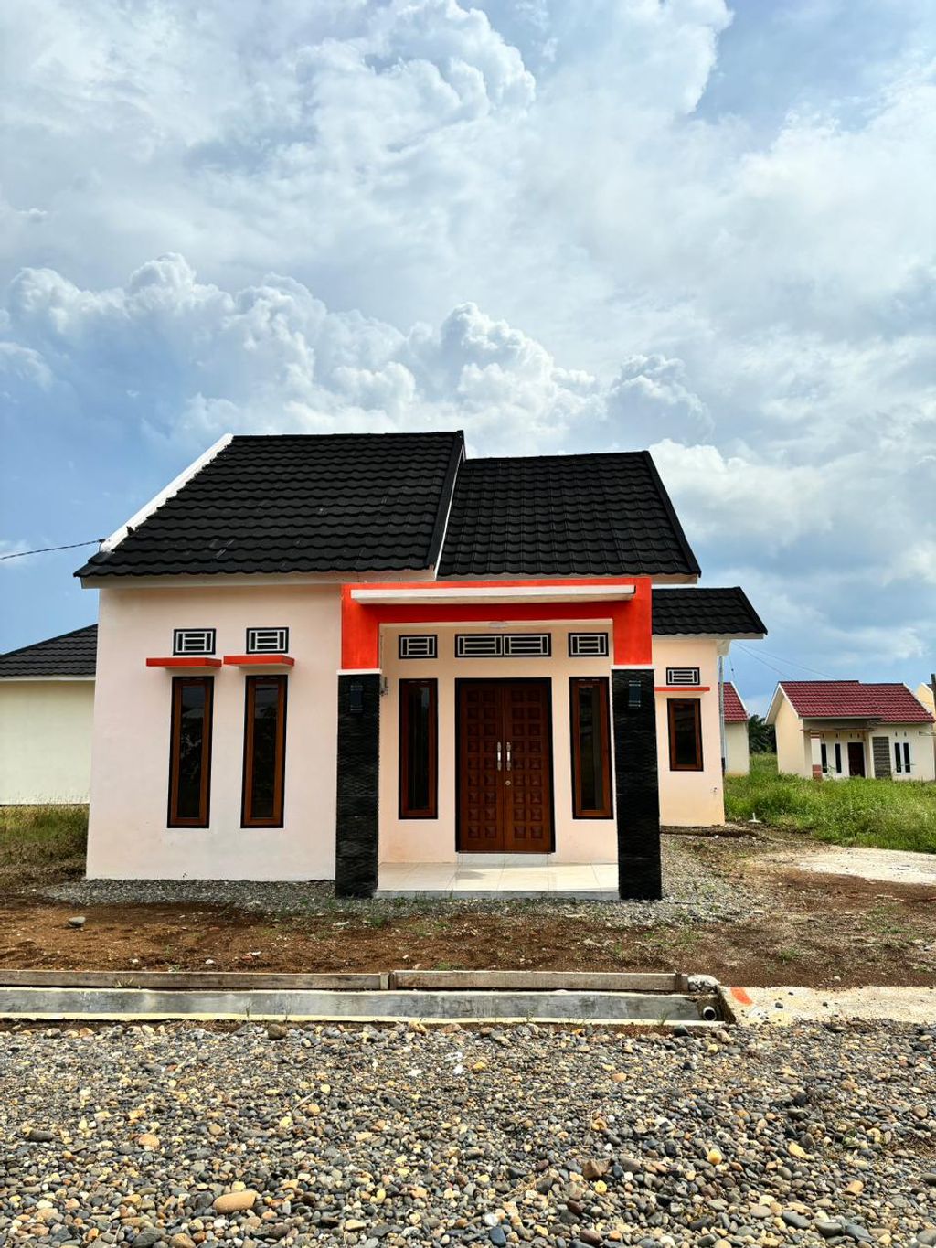 foto tampak rumah tipe 54 perumahan Mega Permai 5