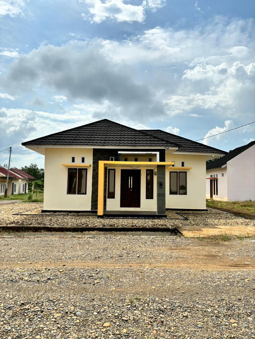 foto tampak rumah tipe 70 perumahan Mega Permai 5