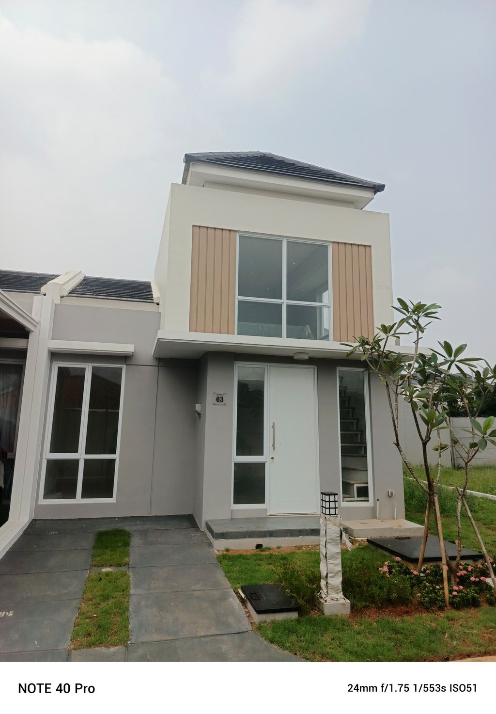 foto tampak rumah tipe CANNA 8/63 perumahan PARAMOUNT PETALS TAHAP 1