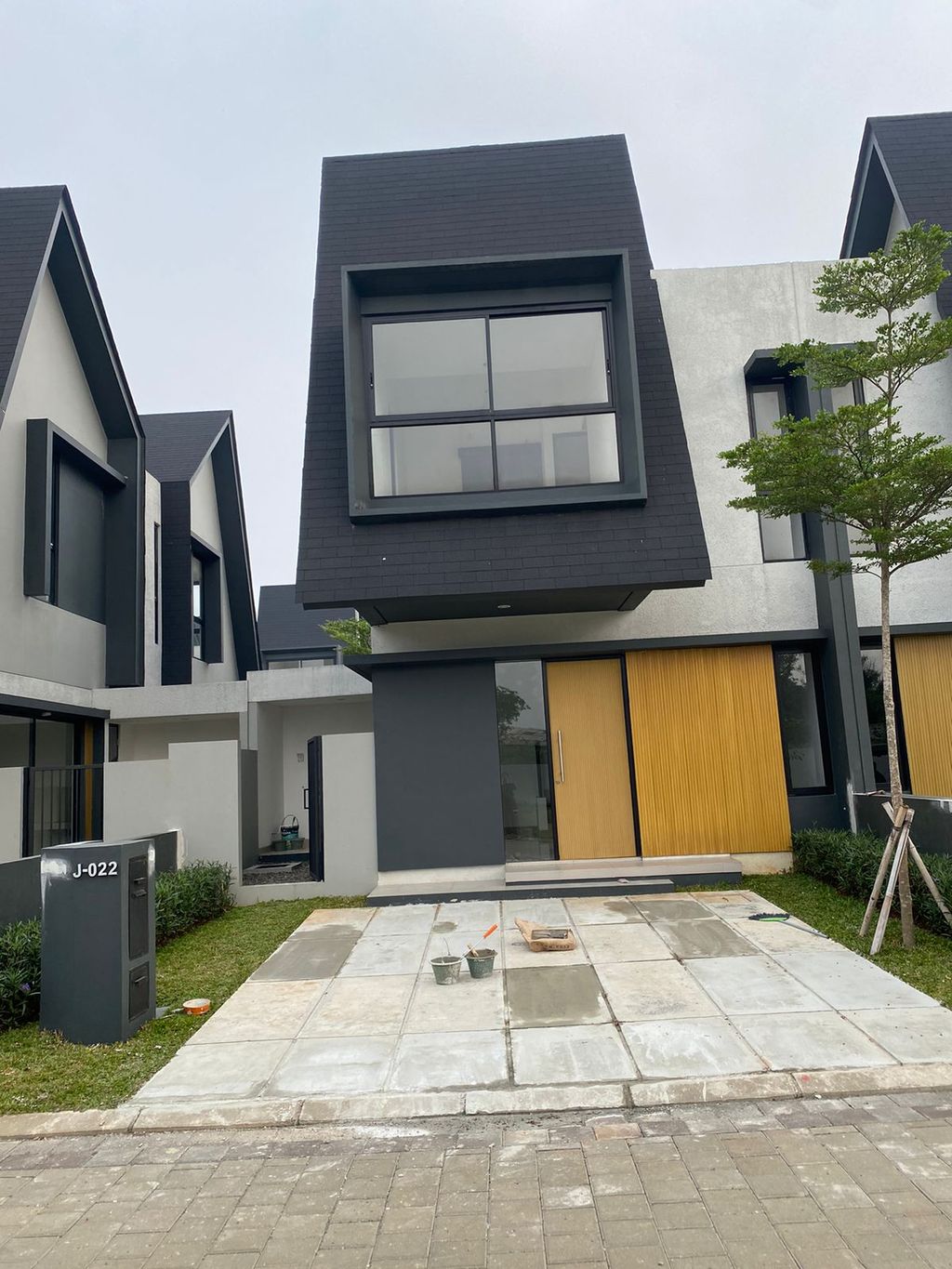 foto tampak rumah tipe The Grove J-022 perumahan Shila At Sawangan