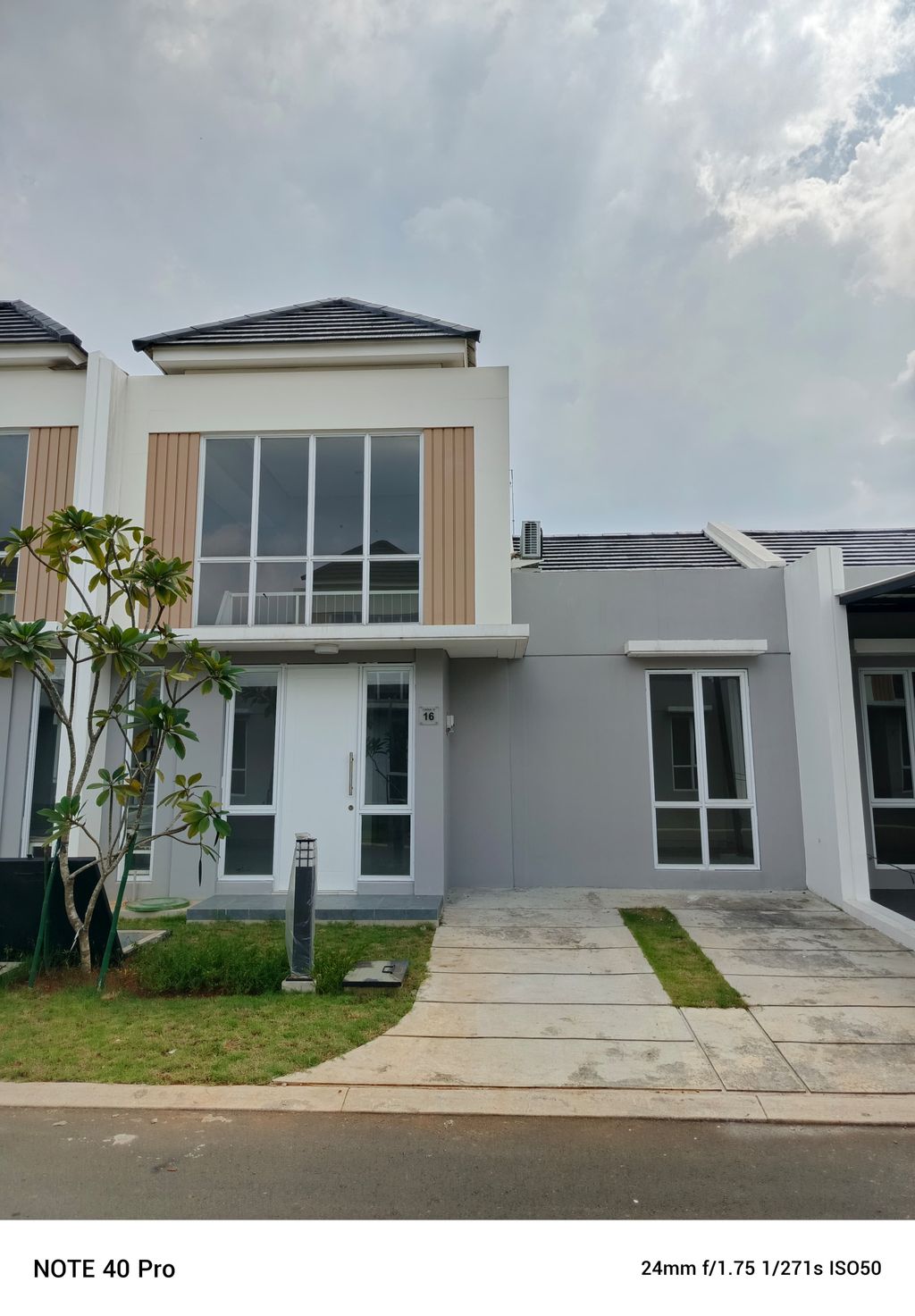 foto tampak rumah tipe CANNA 16/16 perumahan PARAMOUNT PETALS TAHAP 1