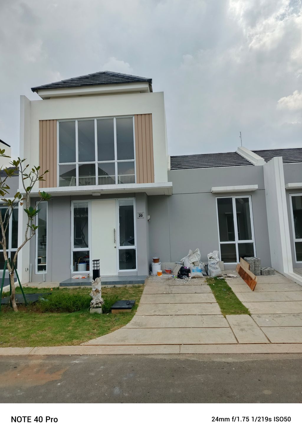 foto tampak rumah tipe CANNA 16/20 perumahan PARAMOUNT PETALS TAHAP 1