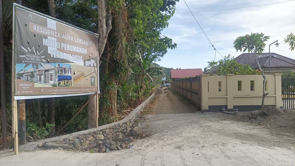 foto gerbang perumahan RESIDENZA AURA LABUAN T