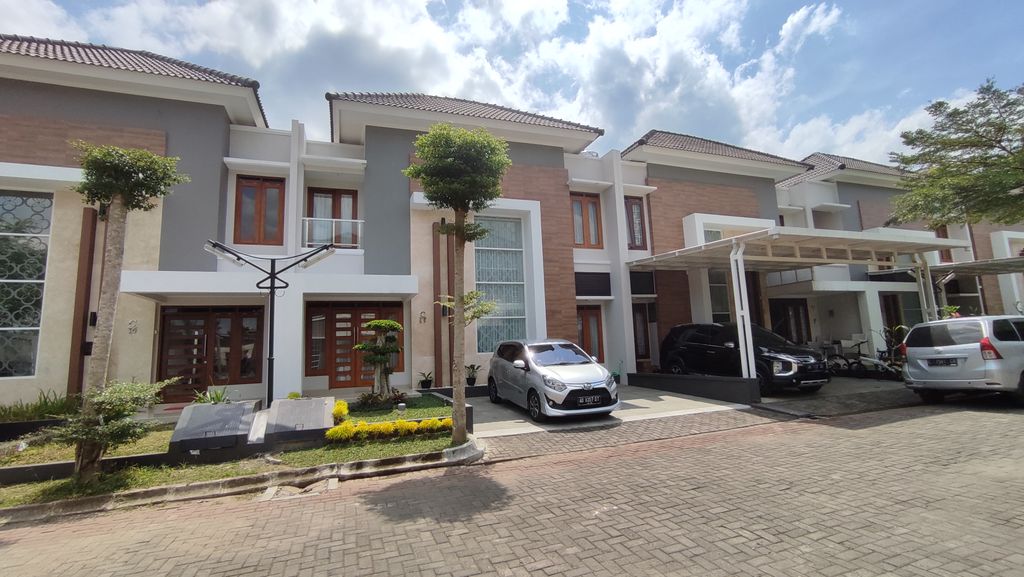foto tampak rumah tipe 90 perumahan GRAND TLOGOADI