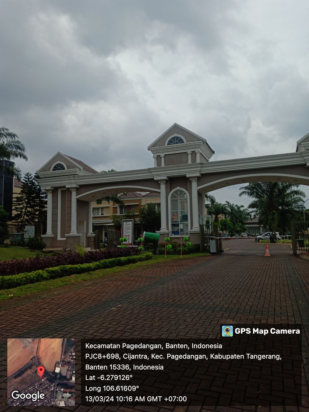 foto gerbang perumahan CLUSTER AMARILLO DAN PAVIA VILLAGE