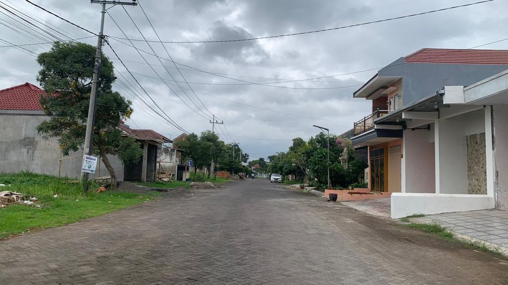 foto posisi tengah perumahan QUEEN GARDENIA BOULEVARD