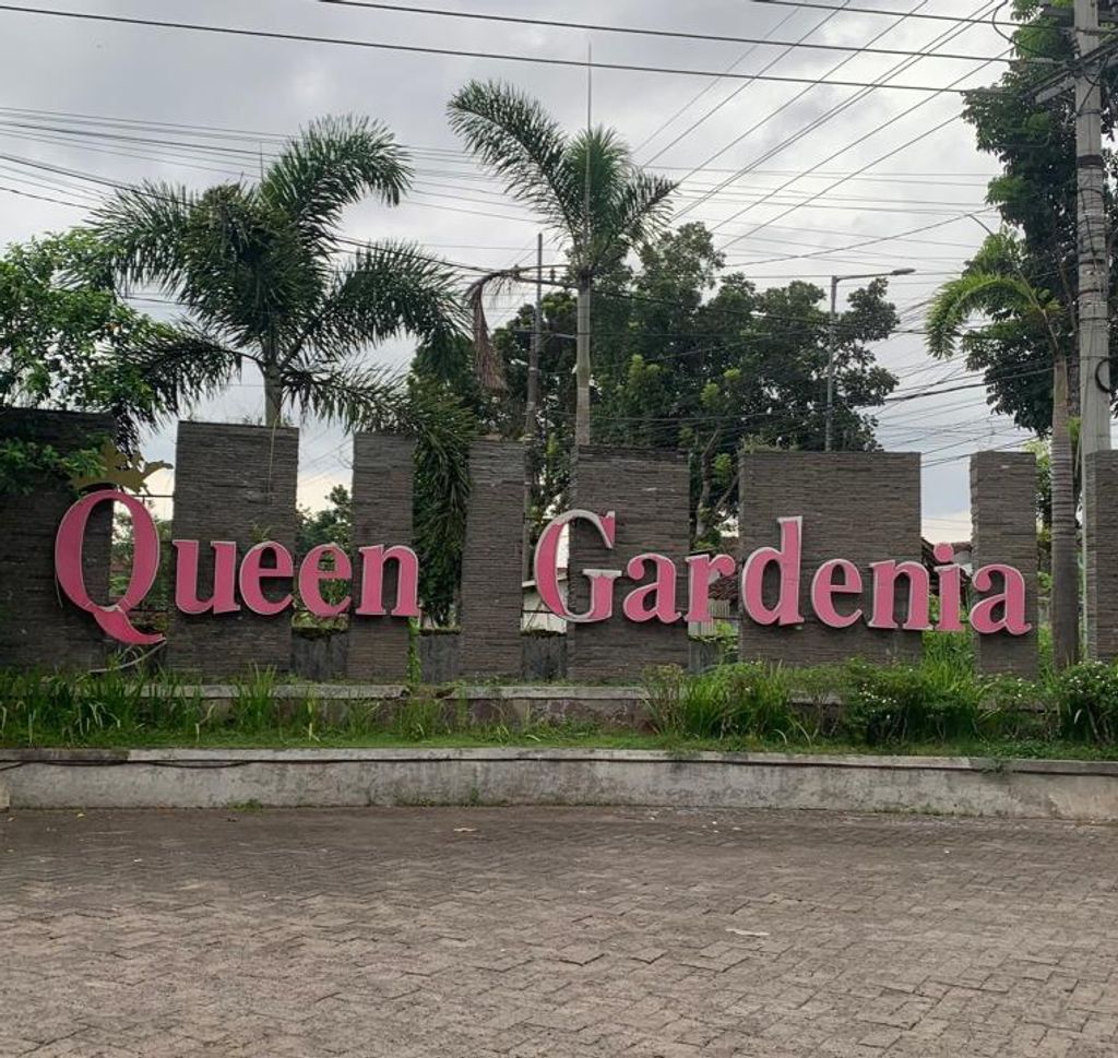 foto gerbang perumahan QUEEN GARDENIA BOULEVARD