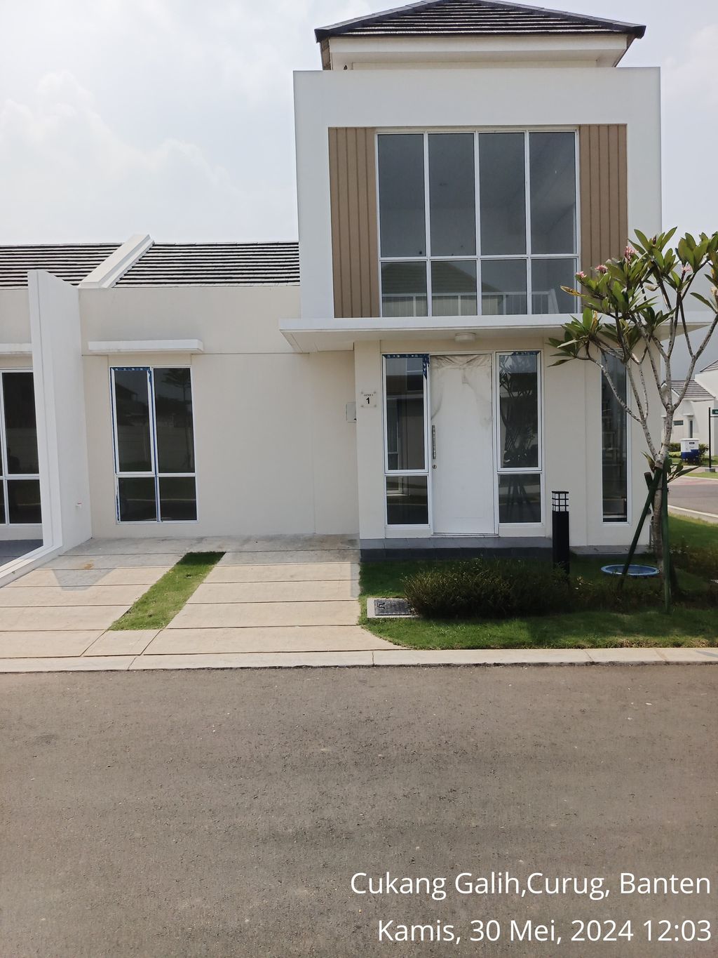 foto tampak rumah tipe ASTER 3/01 perumahan PARAMOUNT PETALS TAHAP 1