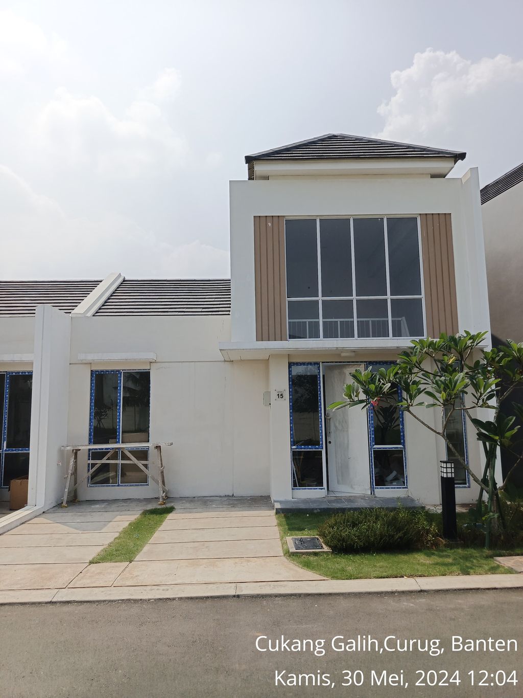 foto tampak rumah tipe ASTER 3/15 perumahan PARAMOUNT PETALS TAHAP 1