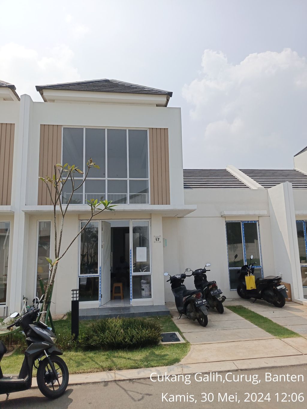 foto tampak rumah tipe ASTER 3/17 perumahan PARAMOUNT PETALS TAHAP 1