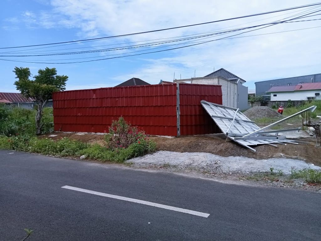 foto gerbang perumahan Merdeka Town House
