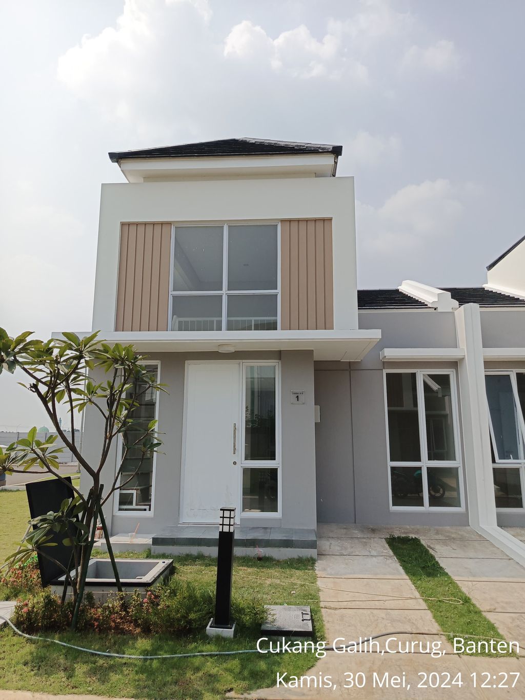 foto tampak rumah tipe CANNA 18B/01 perumahan PARAMOUNT PETALS TAHAP 1