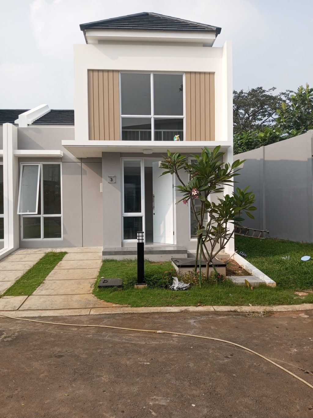 foto tampak rumah tipe CANNA 18B/03 perumahan PARAMOUNT PETALS TAHAP 1