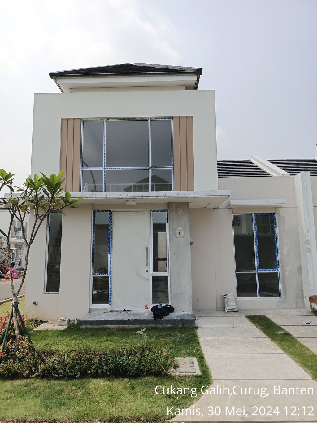foto tampak rumah tipe ASTER 7/01 perumahan PARAMOUNT PETALS TAHAP 1