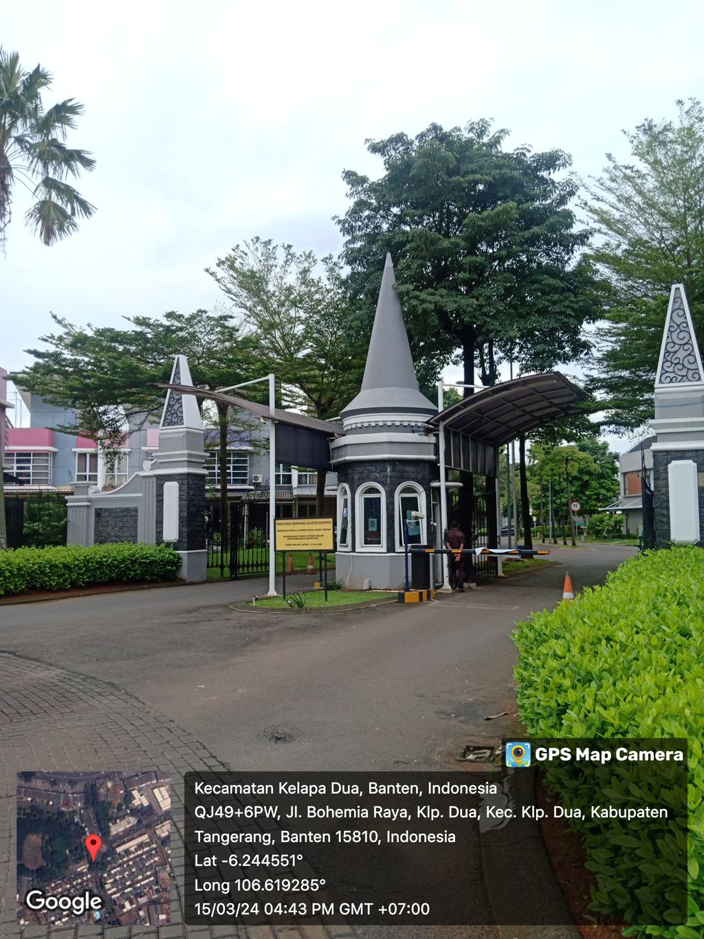 foto gerbang perumahan CLUSTER BOHEMIA