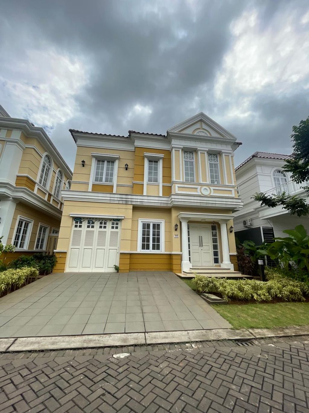 foto tampak rumah tipe CIKINI/11 perumahan MENTENG VILLAGE