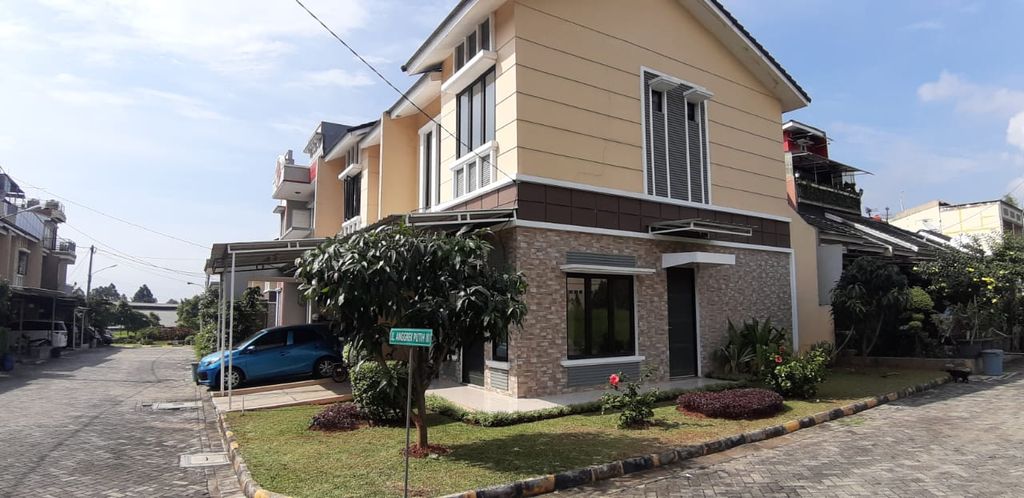 foto tampak rumah tipe VILLA perumahan Megah Cikarang Center