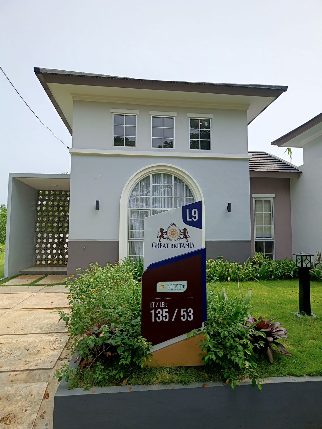 foto tampak rumah tipe L9 (730) perumahan MODERNLAND CILEJIT-GREAT BRITANIA