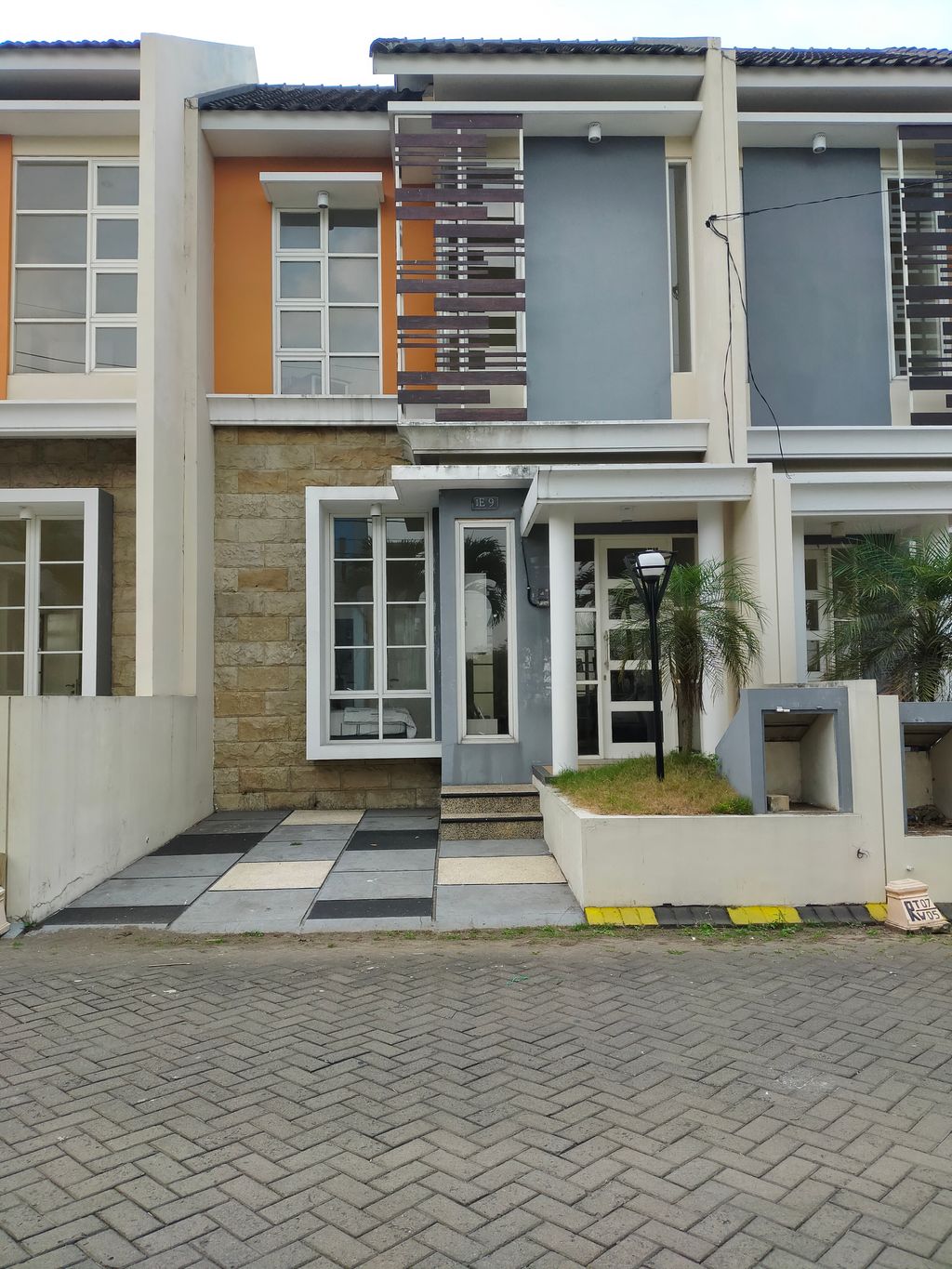 foto tampak rumah tipe Imperial Exclusive perumahan Graha Mulia