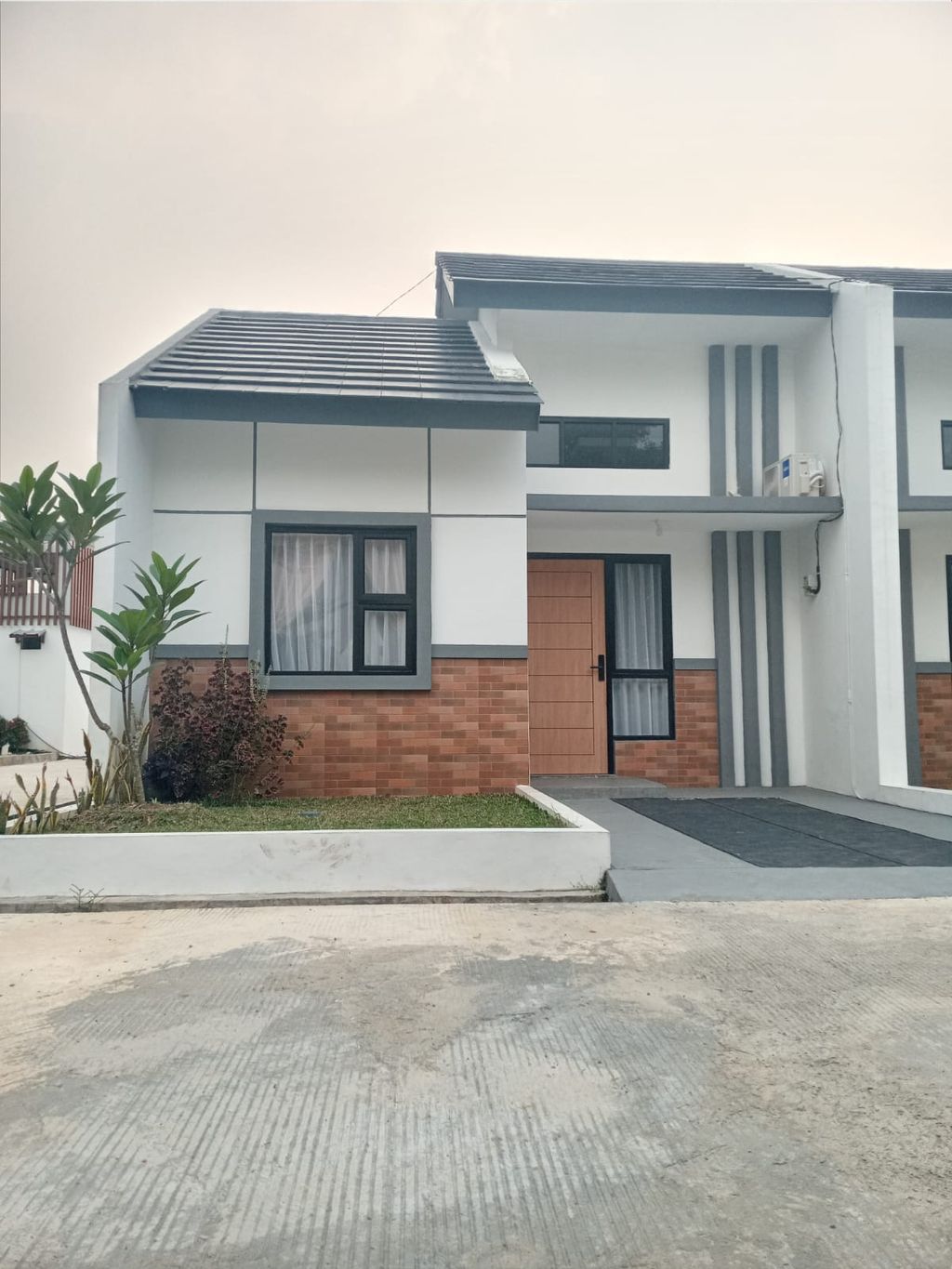 foto tampak rumah tipe bata merah perumahan Cendana Daru Residence