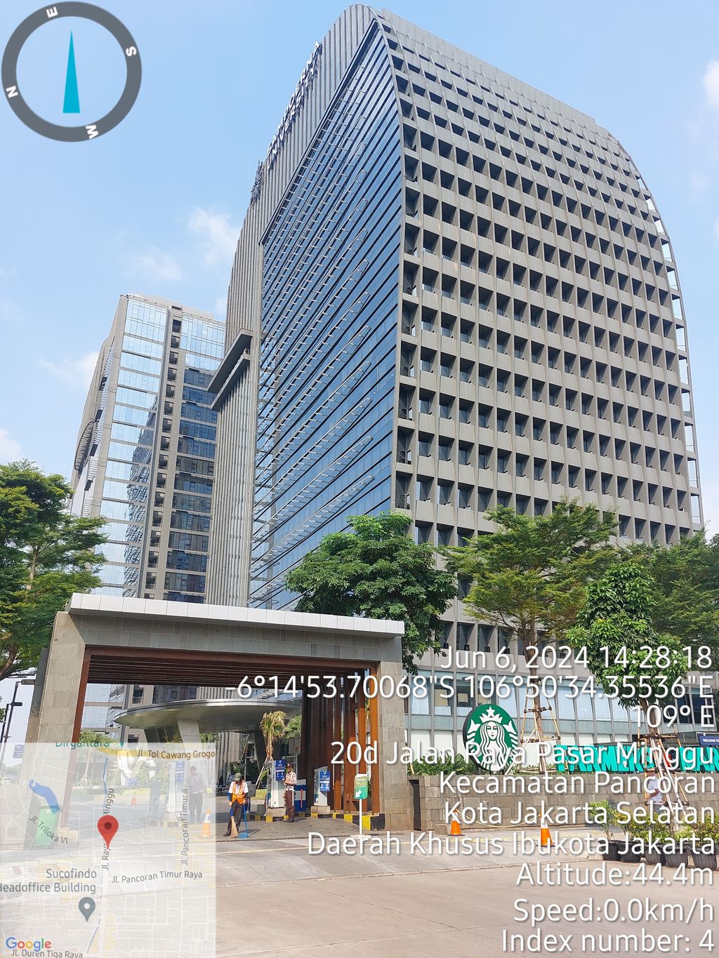 foto gerbang perumahan L'AVENUE