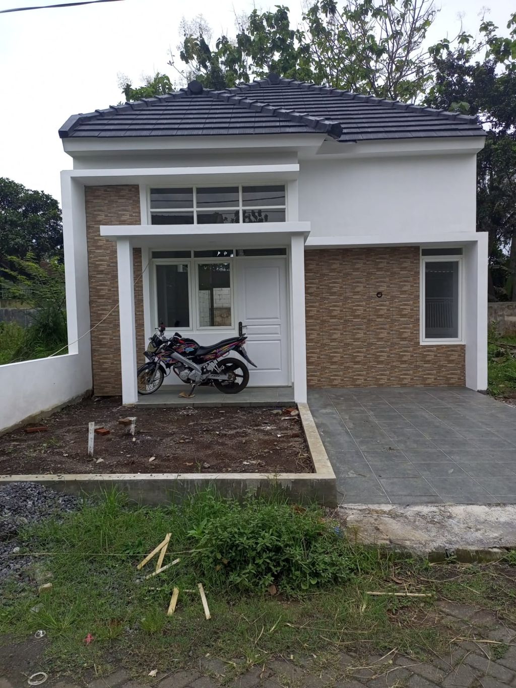 foto tampak rumah tipe 45 perumahan CHANDRA KIRANA REGENCY
