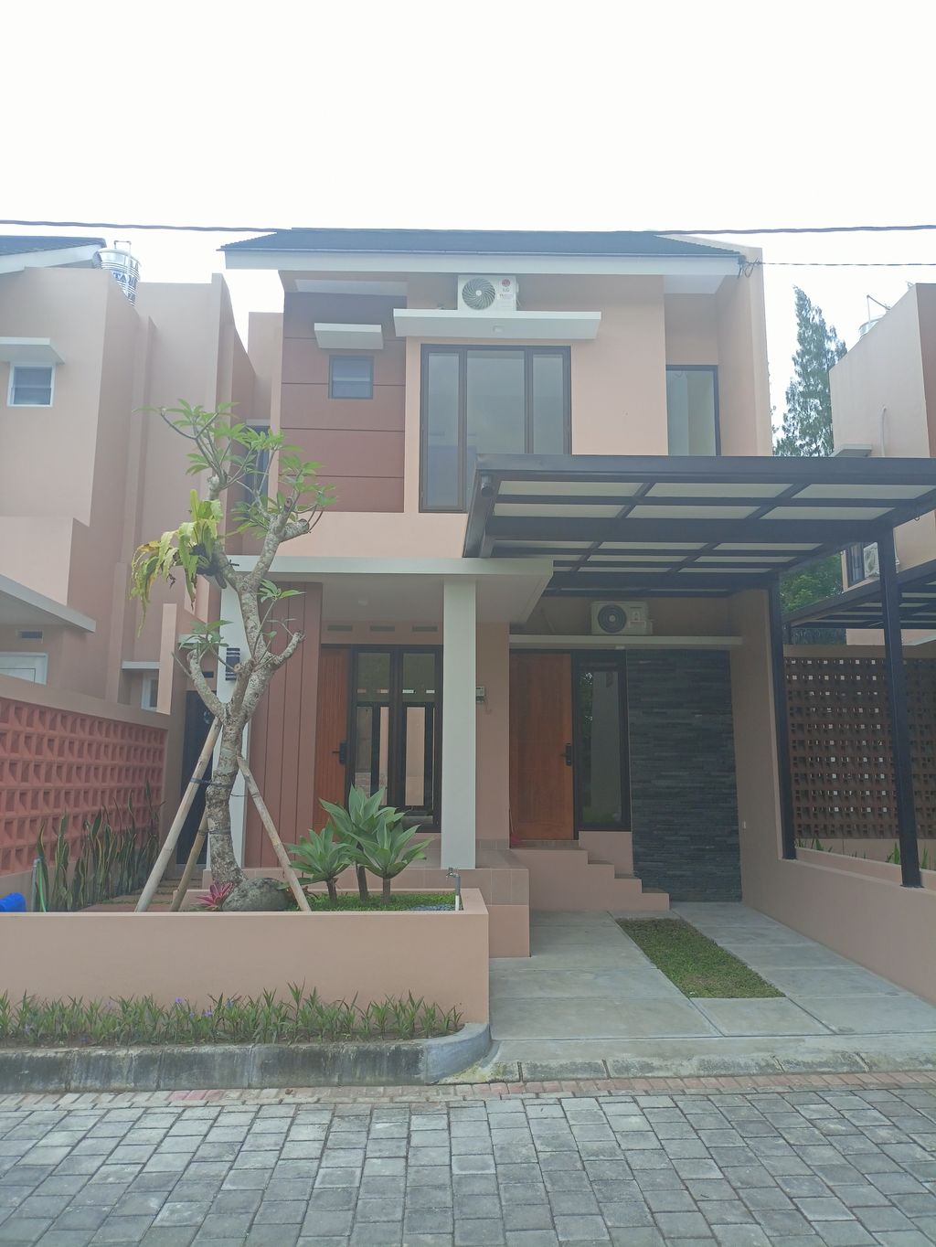 foto tampak rumah tipe RSR - 75 perumahan royal sedayu residence