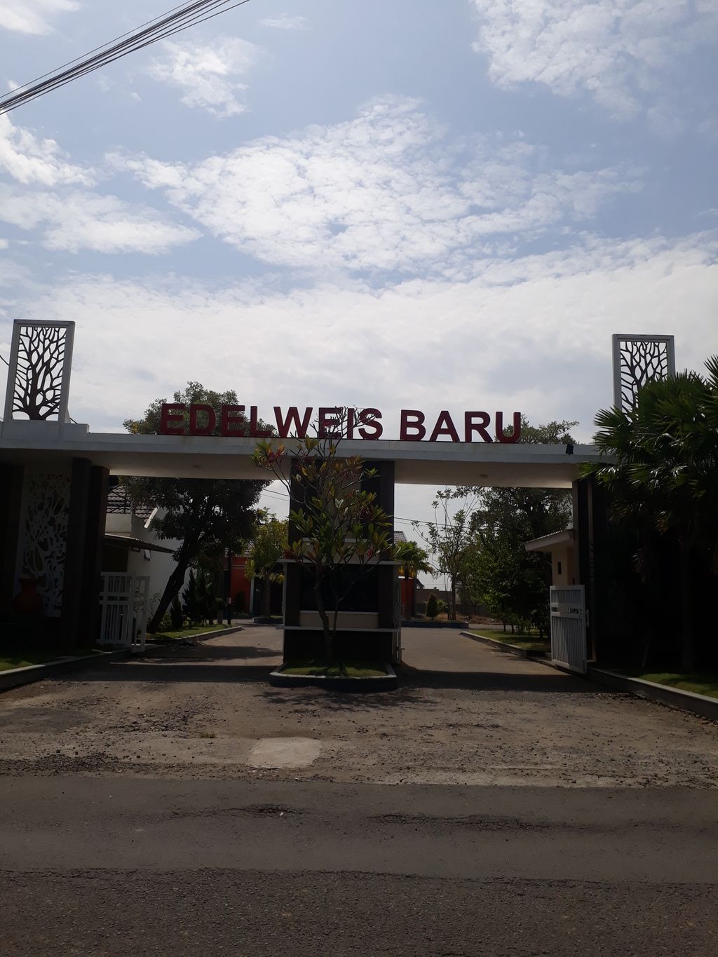 foto gerbang perumahan EDELWEIS BARU
