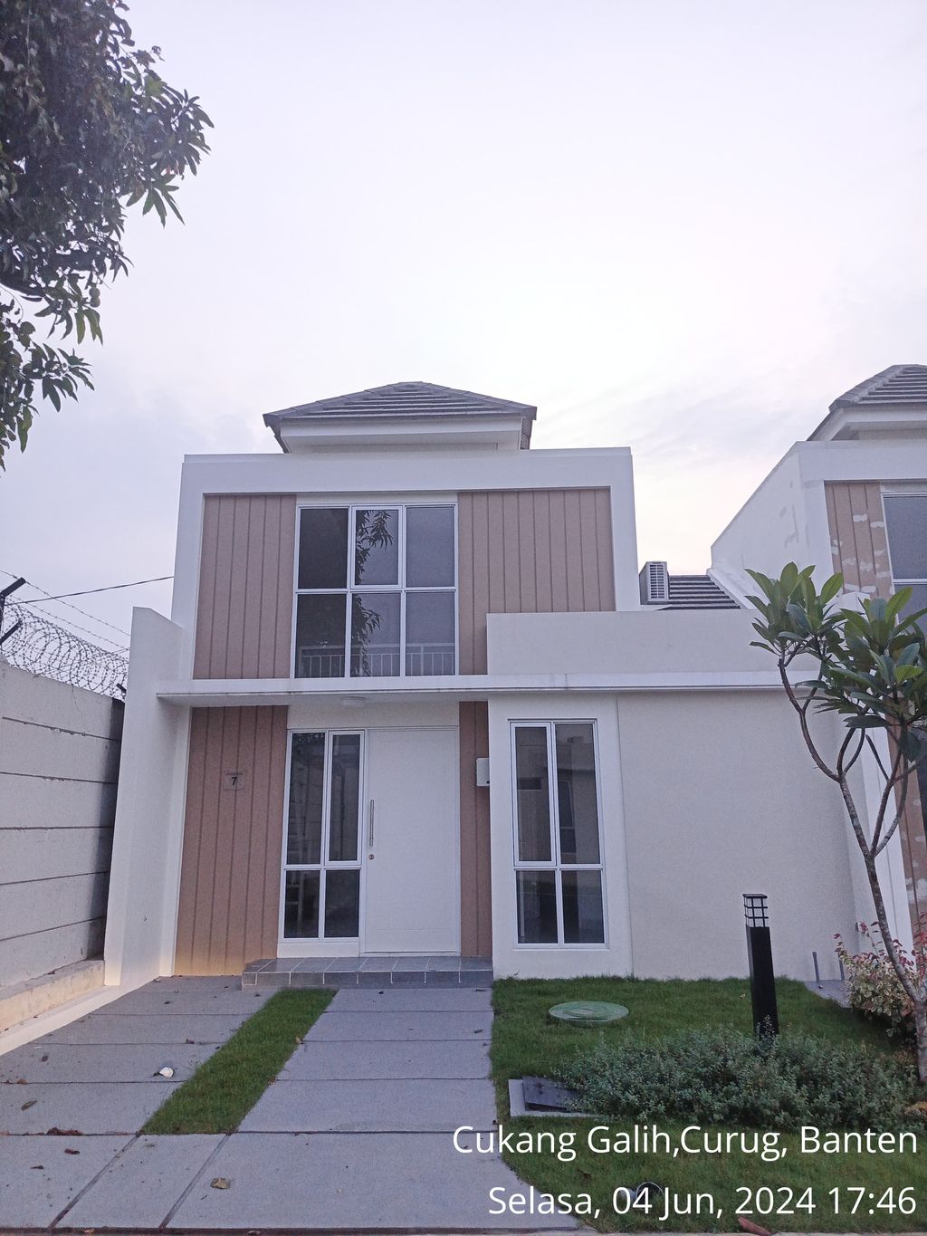 foto tampak rumah tipe ASTER RAYA/07 perumahan PARAMOUNT PETALS TAHAP 1