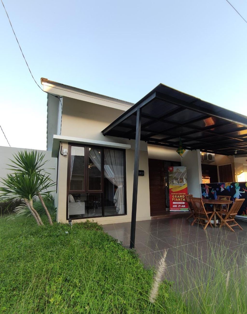 foto tampak rumah tipe GRAND PIANTA perumahan Mutiara Gading City Cluster New Liverpool Tahap 1