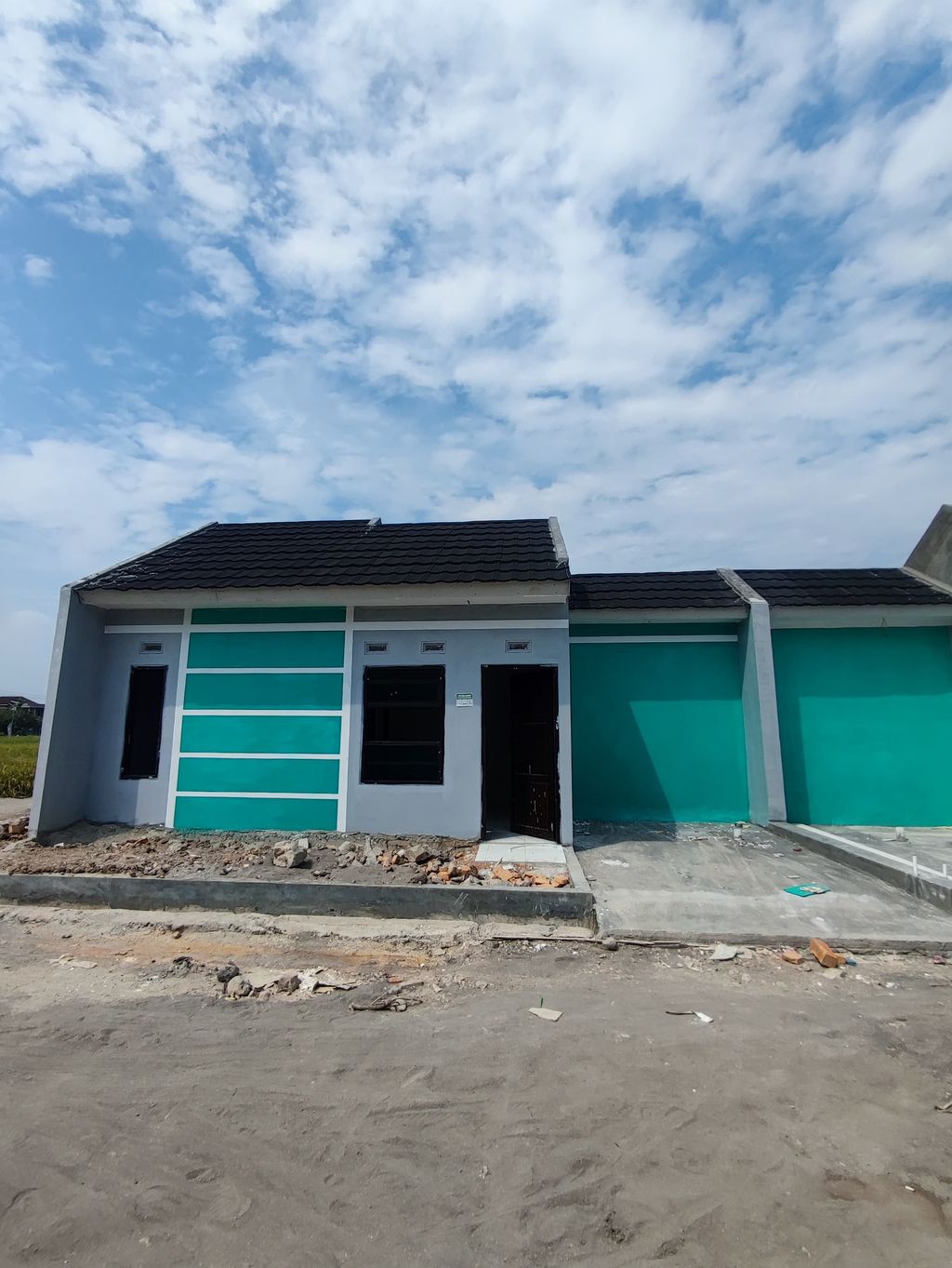 foto tampak rumah tipe 30/60 perumahan PURI KAHIYANGAN ASRI JOHO 2