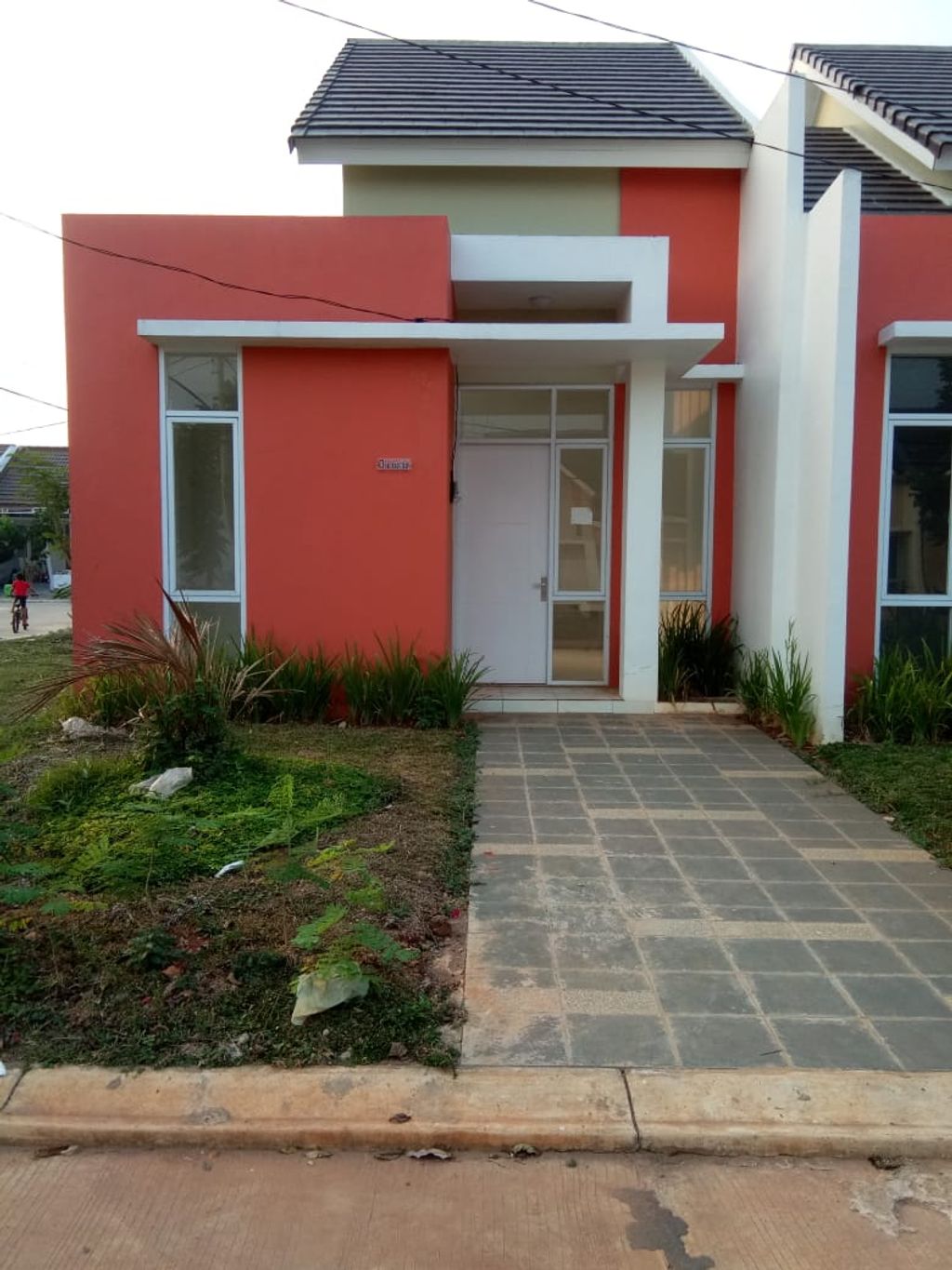 foto tampak rumah tipe MINNESO 695 perumahan MUTIARA GADING CITY - LONDON BLV