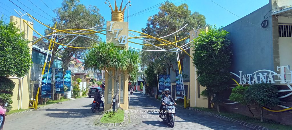 foto gerbang perumahan ISTANA TEGAL BESAR 3