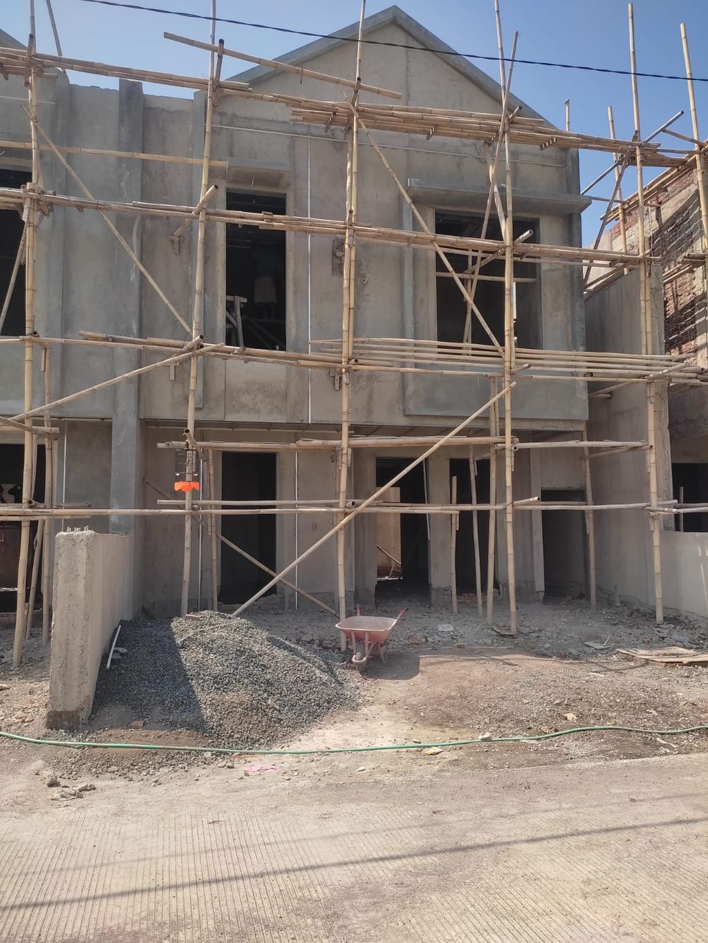 foto tampak rumah tipe 133/134 perumahan BATUNUNGGAL INDAH ESTATE BI & BIR