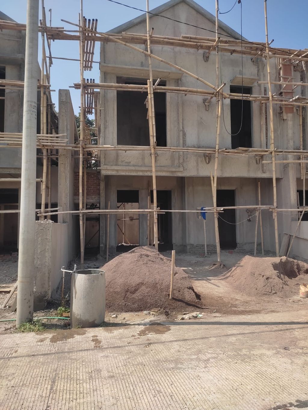 foto tampak rumah tipe 124/139 perumahan BATUNUNGGAL INDAH ESTATE BI & BIR