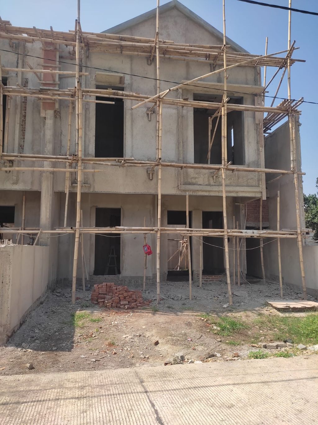 foto tampak rumah tipe 124/144 perumahan BATUNUNGGAL INDAH ESTATE BI & BIR