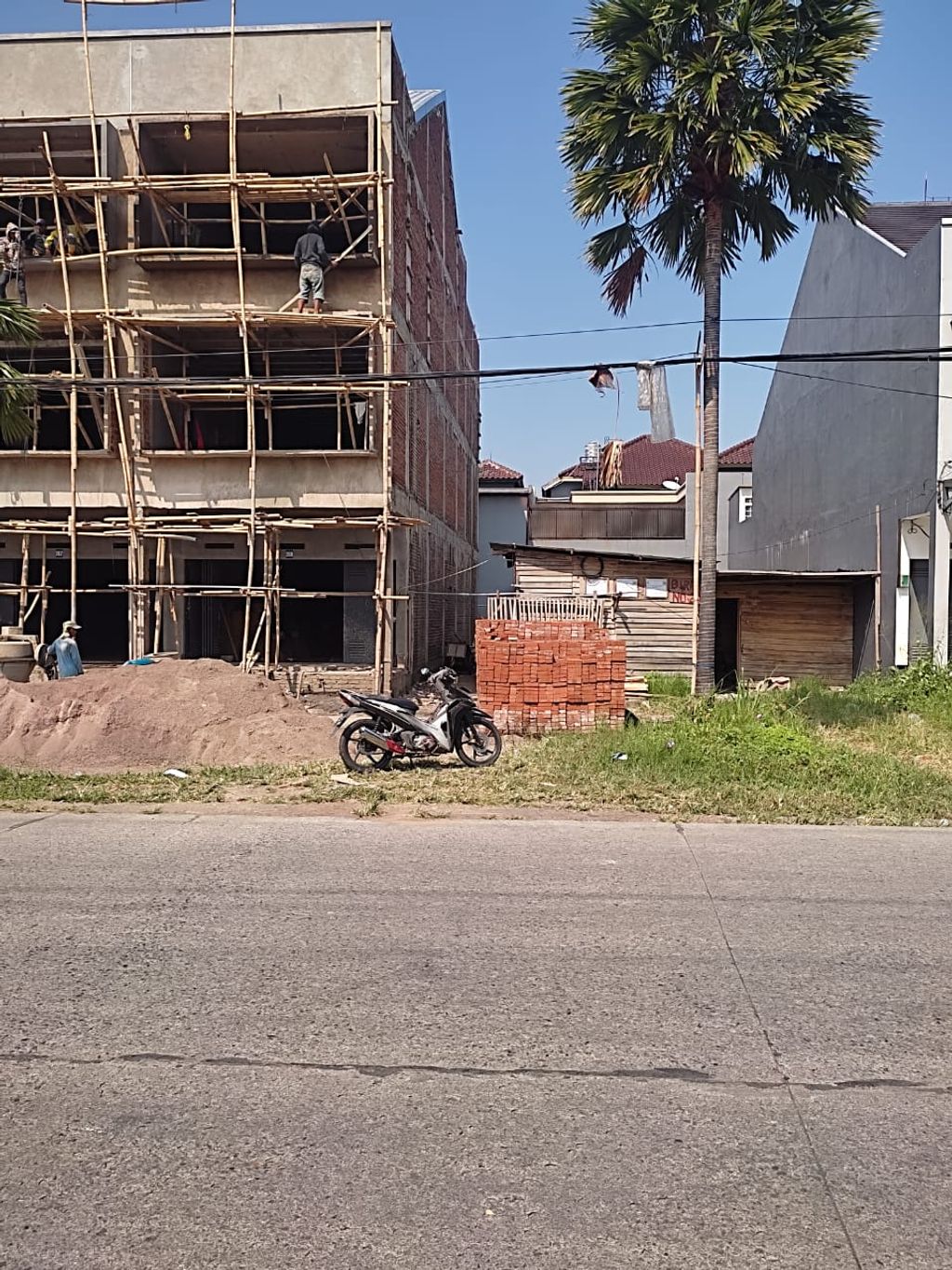 foto tampak rumah tipe 238/150 perumahan BATUNUNGGAL INDAH ESTATE BI & BIR