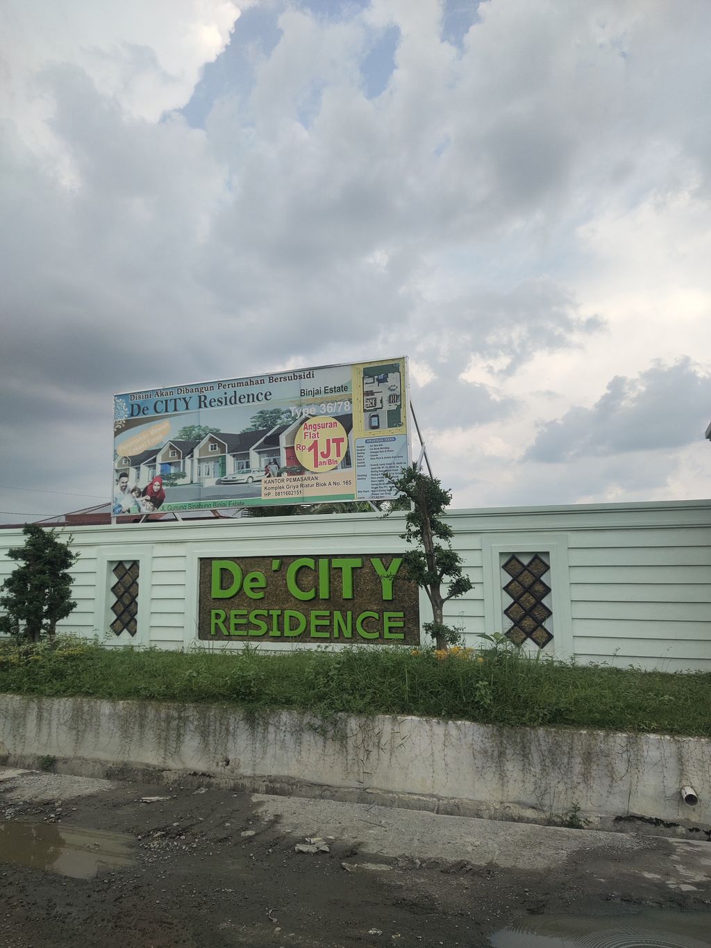 foto gerbang perumahan De City Residence