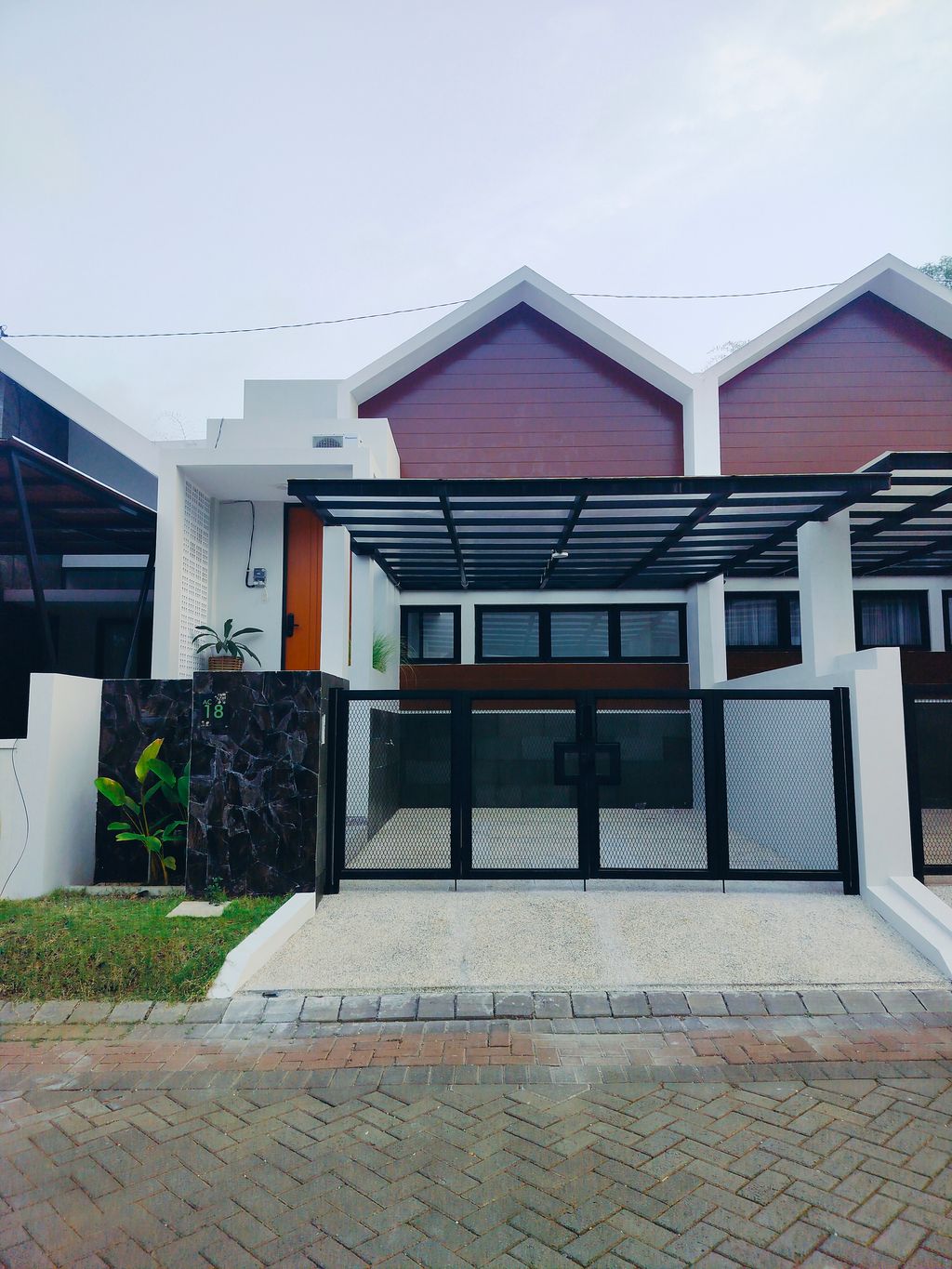 foto tampak rumah tipe 93/126 (AC-18) perumahan Greenland at Tidar