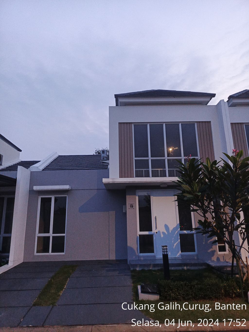foto tampak rumah tipe TAMAN CANNA/19 perumahan PARAMOUNT PETALS TAHAP 1
