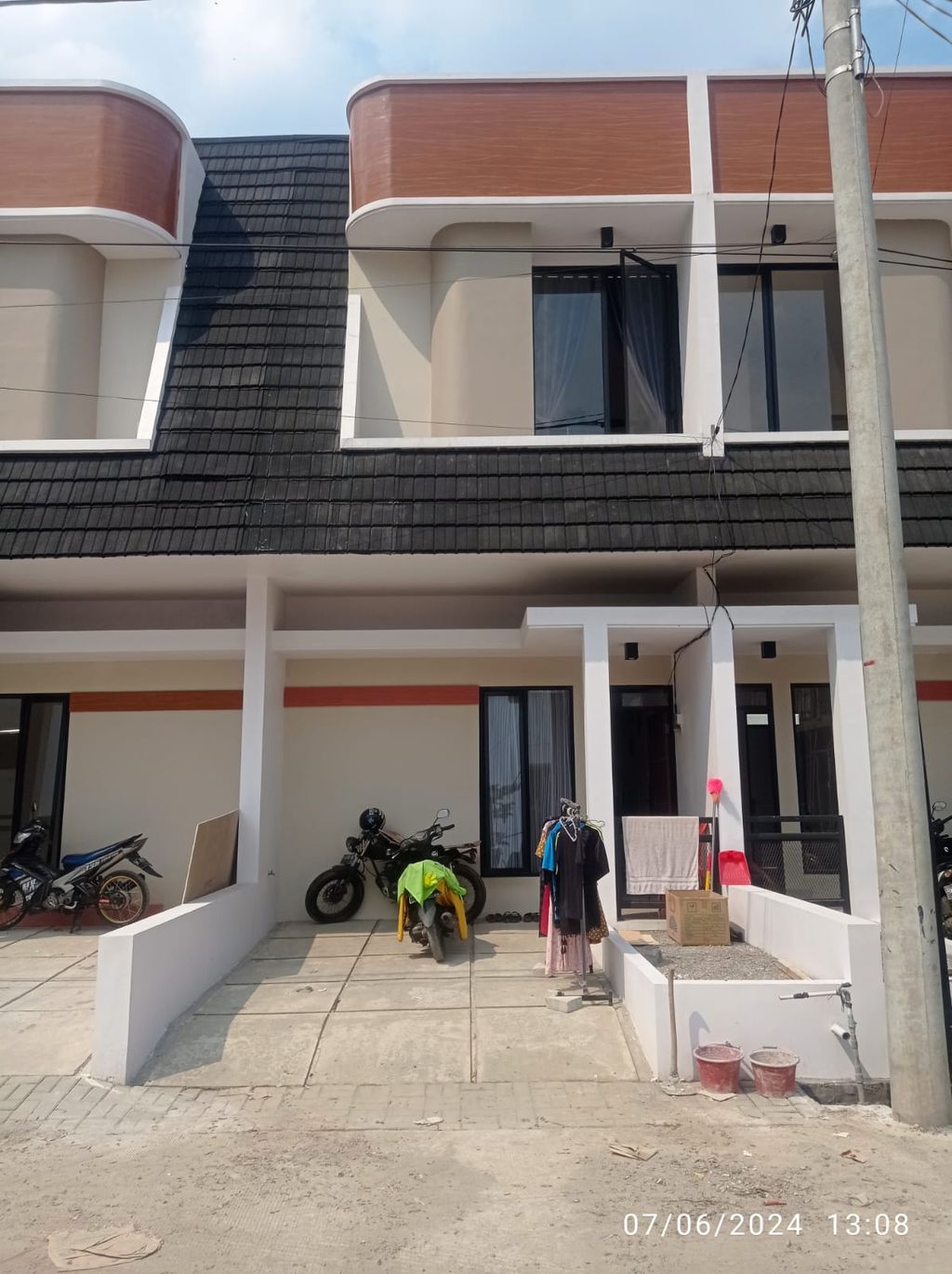 foto tampak rumah tipe 50 Compact (3 kamar) + Teras (592) perumahan G-Land Ciwastra Park 2