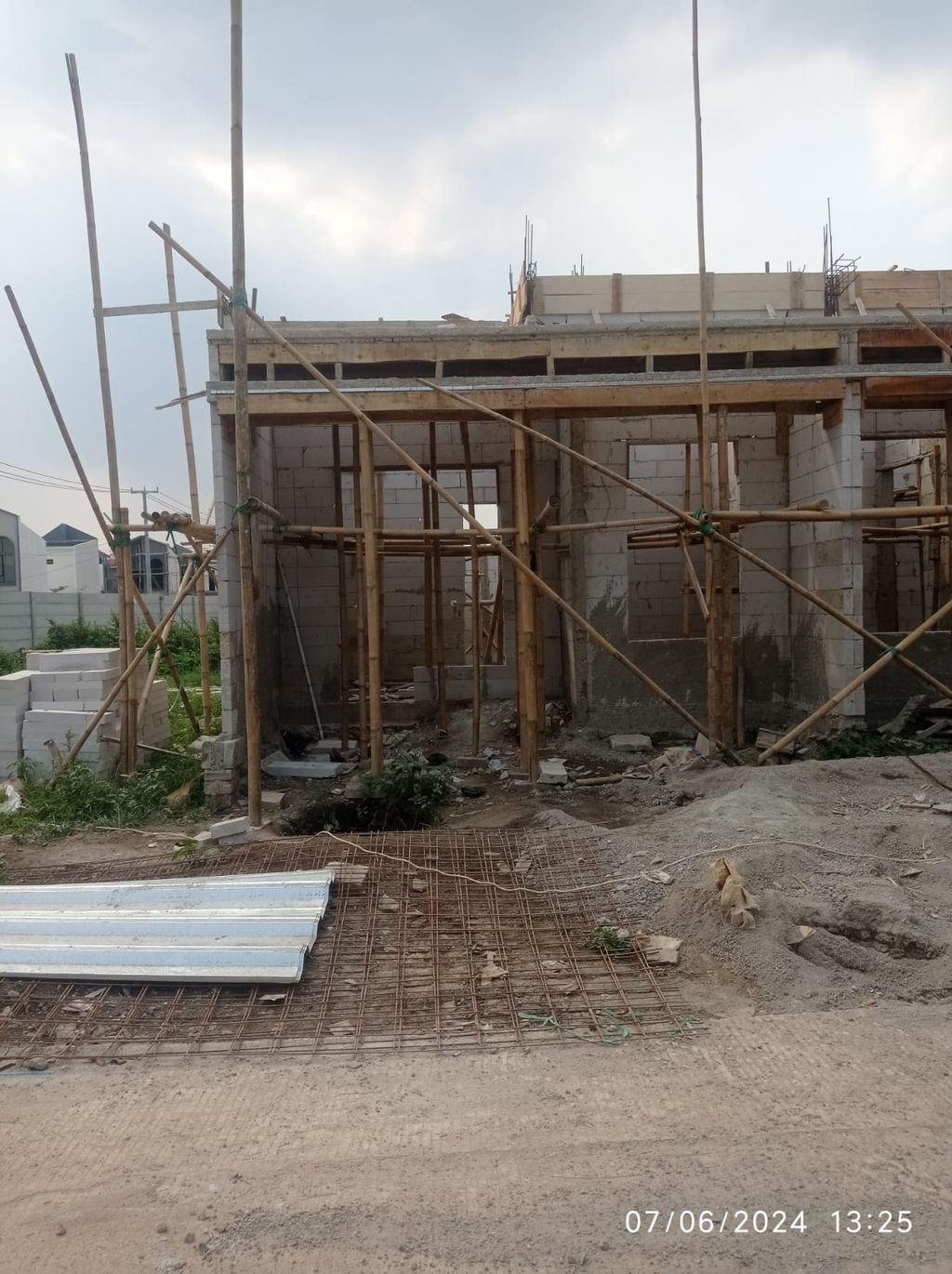 foto tampak rumah tipe 43 Compact High Ceiling (3KT) (515) perumahan G-Land Ciwastra Park 2