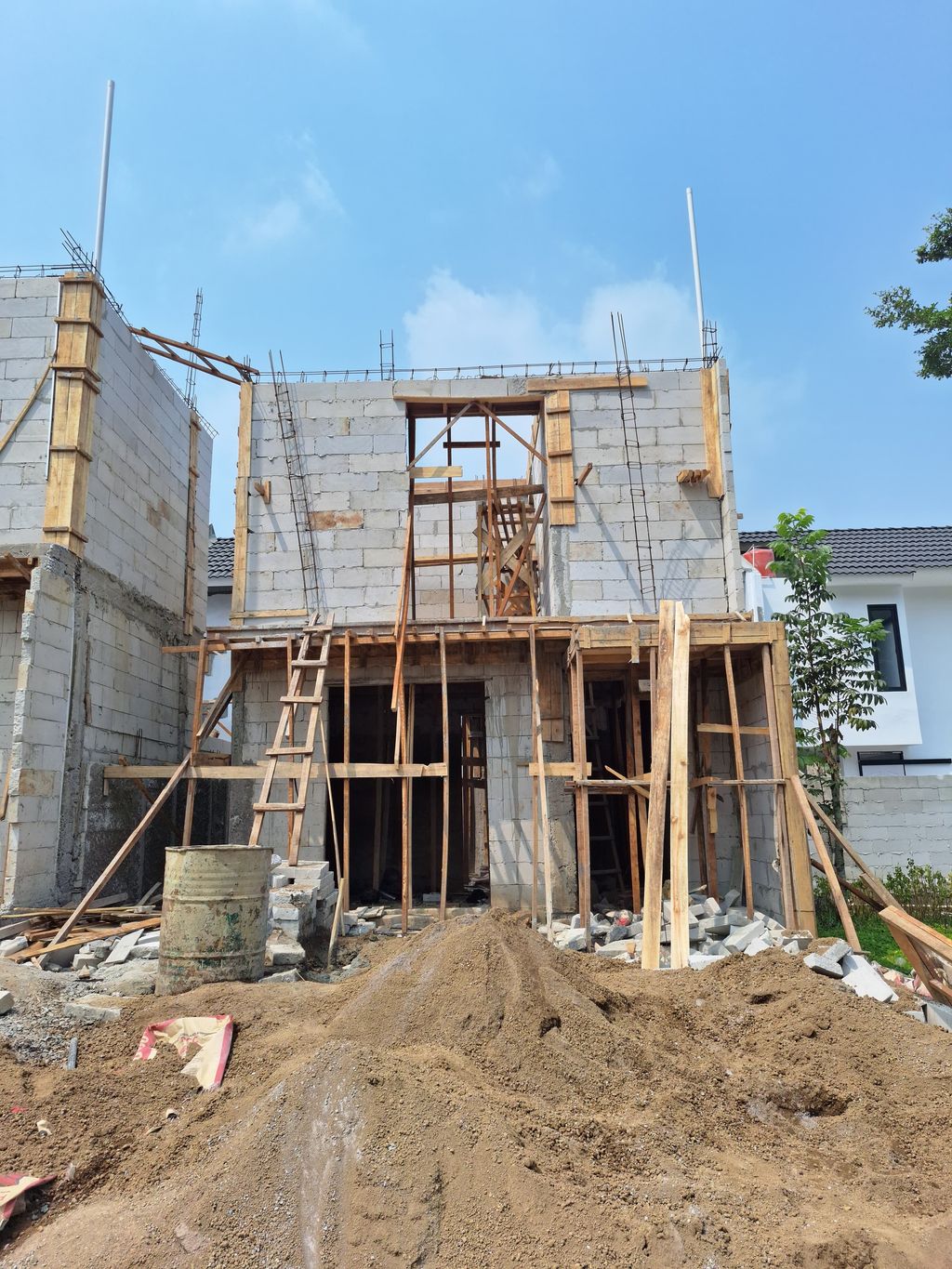 foto tampak rumah tipe 33 Mezanin Cayene (381) perumahan G-Land Padalarang Valley