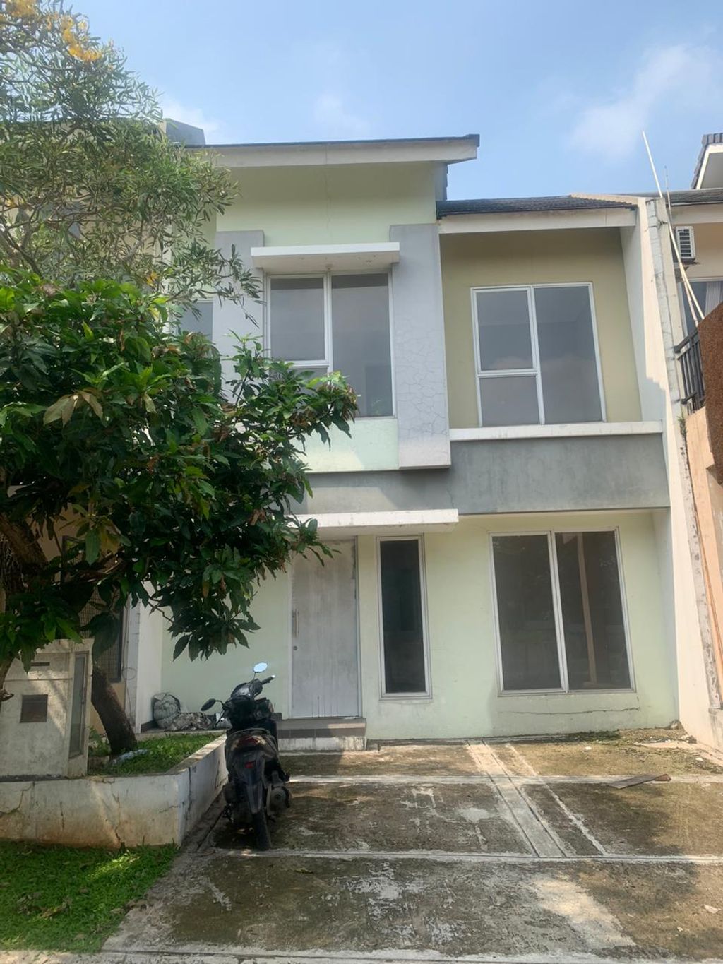 foto tampak rumah tipe LILAC perumahan SERPONG JAYA THE VIEW