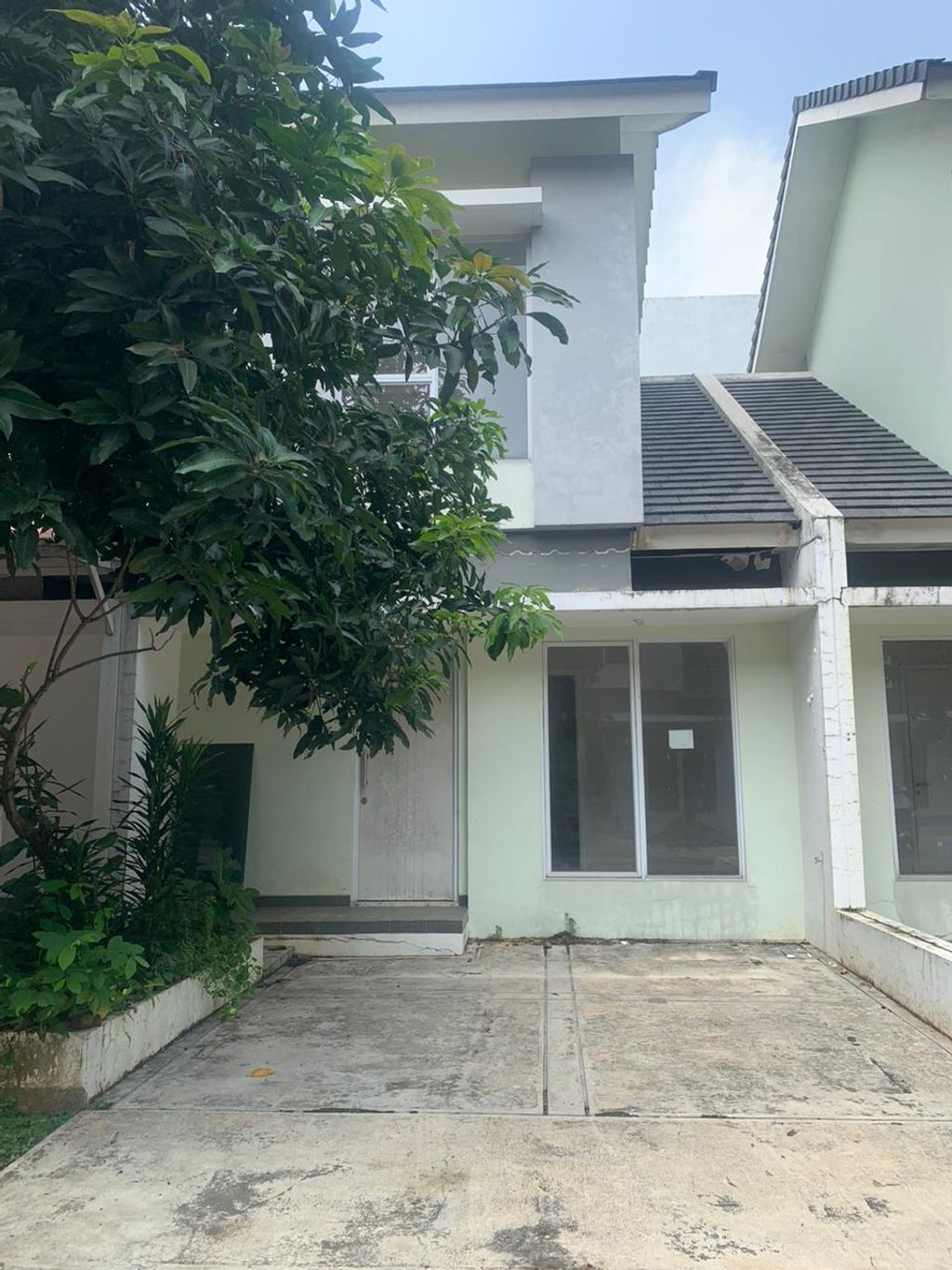 foto tampak rumah tipe IXIA perumahan SERPONG JAYA THE VIEW
