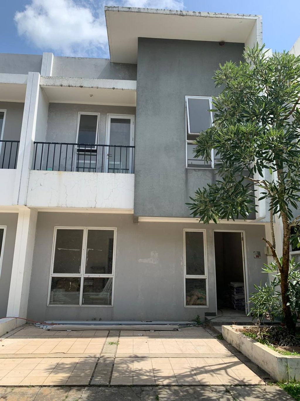 foto tampak rumah tipe GERBERA perumahan SERPONG JAYA THE HEIGHT