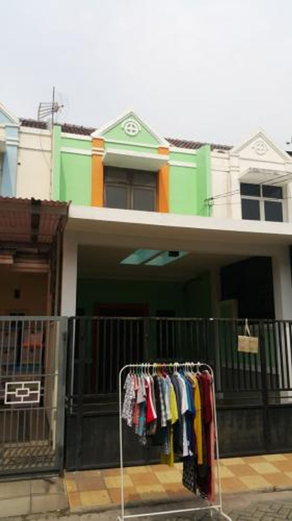 foto tampak rumah tipe TOPAZ PLUS C 4 NO 19 perumahan Daan Mogot Arcadia