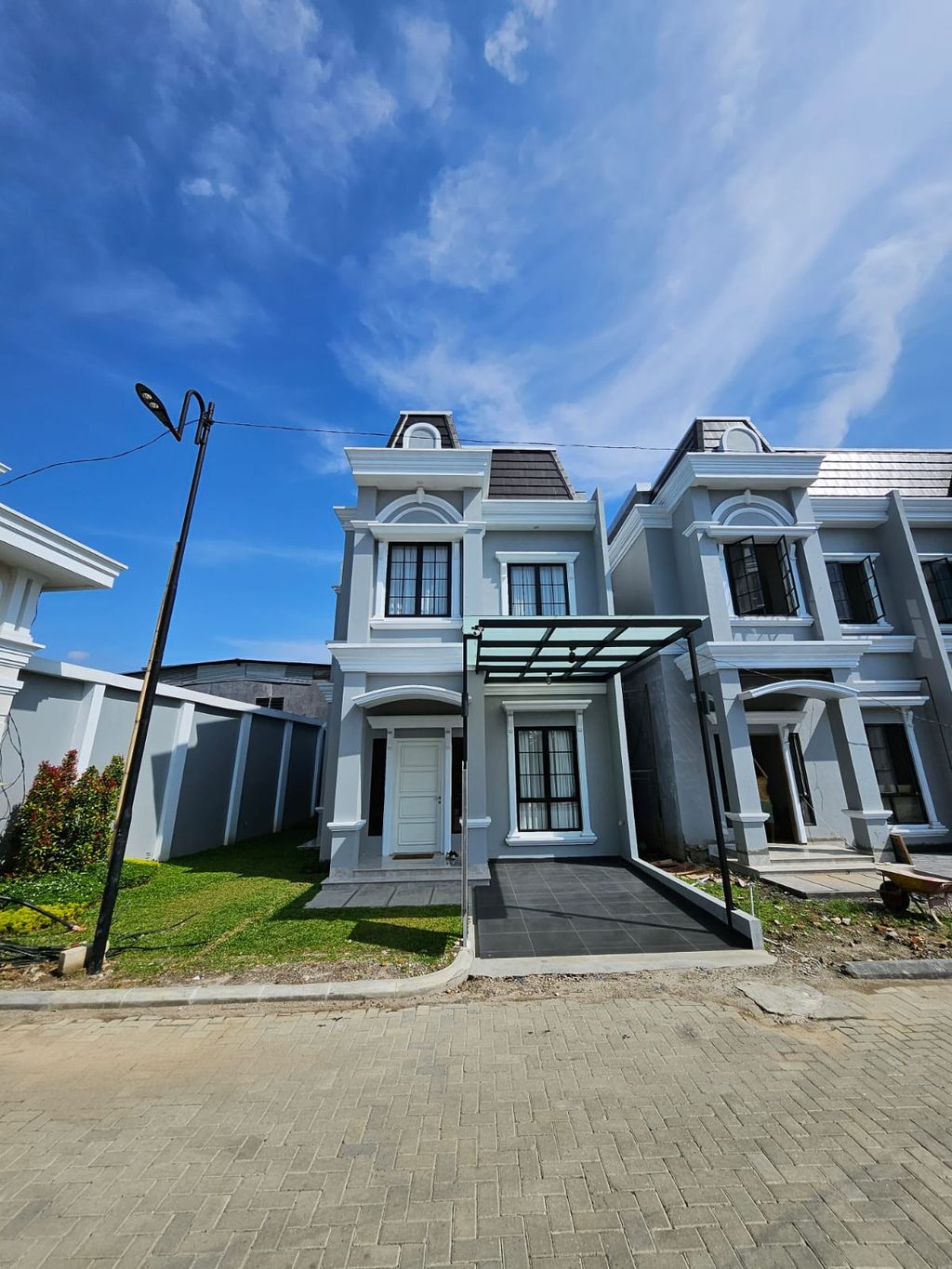 foto tampak rumah tipe 9J perumahan Komplek Malibu Junction