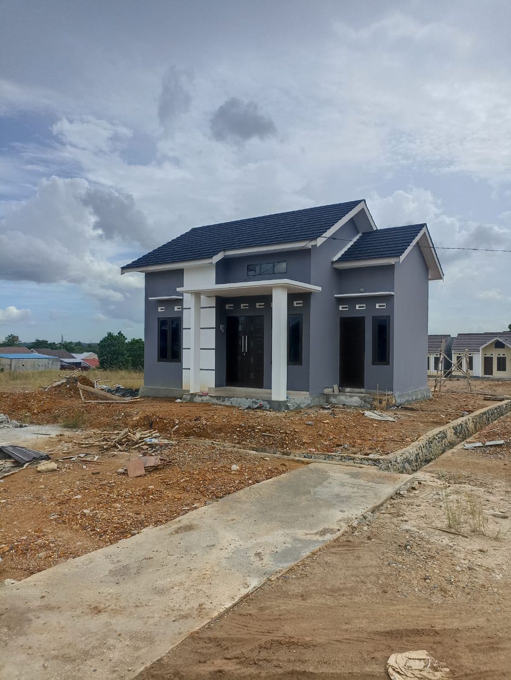 foto tampak rumah tipe 45 perumahan GRAHA PRAJA IDAMAN BHAYANGKARA PENGEMBANGAN