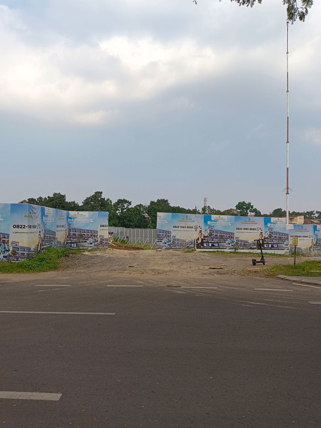 foto gerbang perumahan Kiara Artha Park Business Center